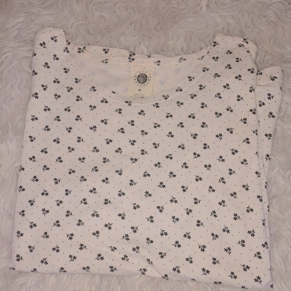 GAP white flower design tee-shirt for woman😊